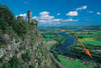 Kinnoull-Hill-and-Tower.jpg (93600 bytes)